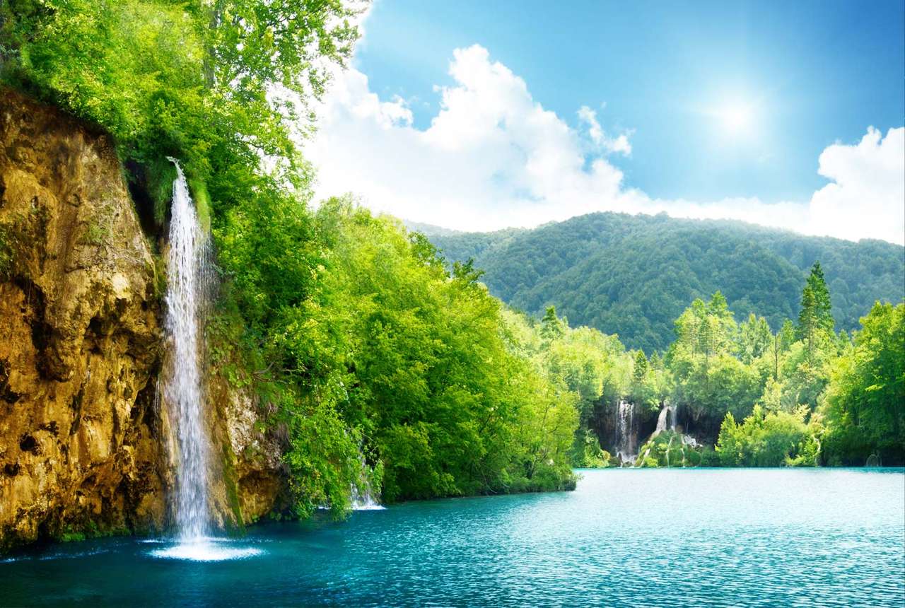 Cachoeira sobre o lago puzzle online