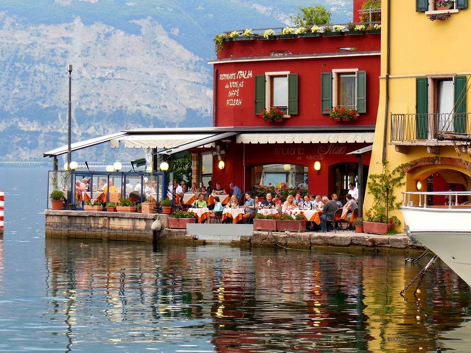 Езерото Гарда, ресторант с изглед онлайн пъзел
