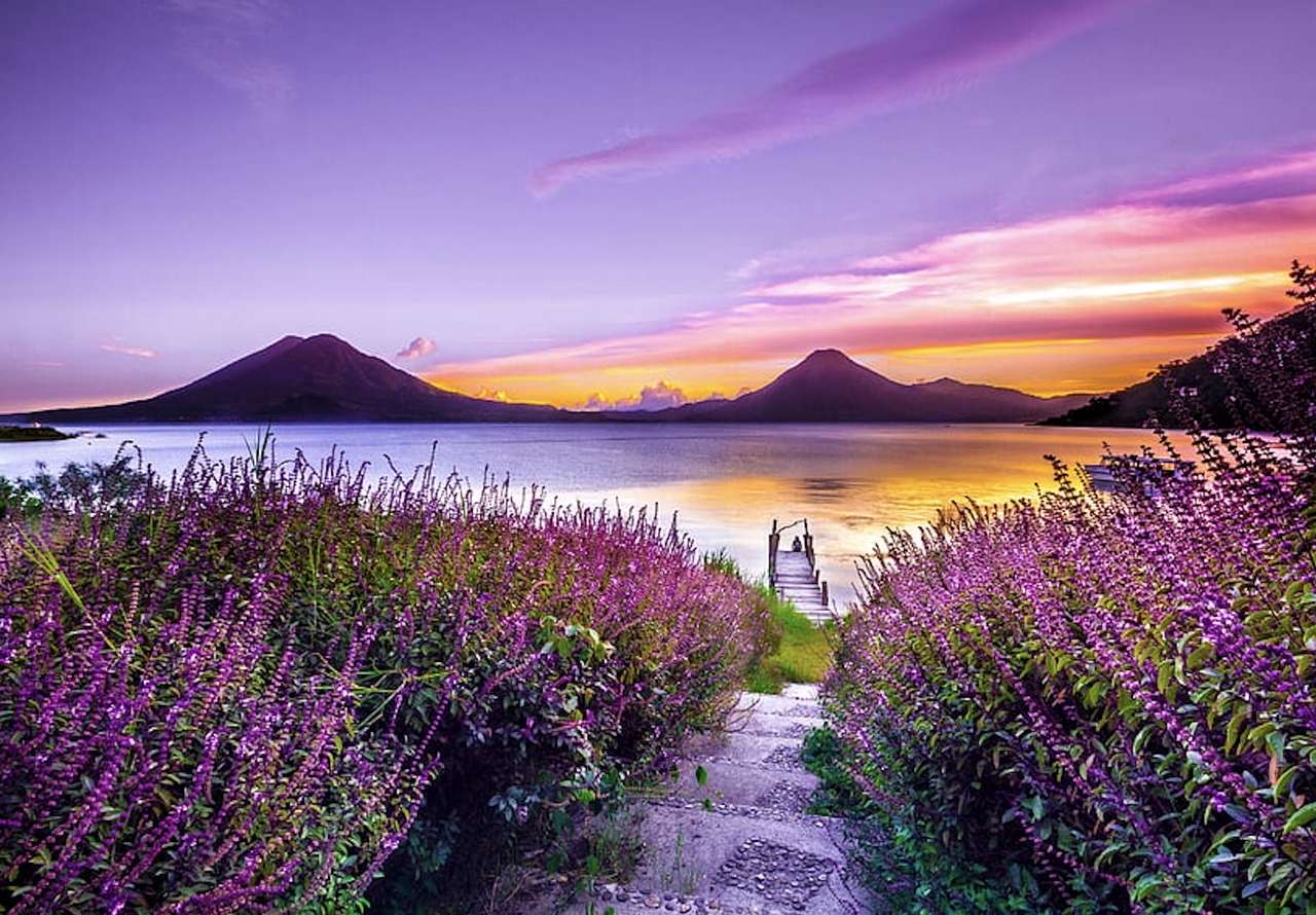 Wunderschöne Landschaft, Taglilien, Berge, See, Sonnenuntergang Puzzlespiel online