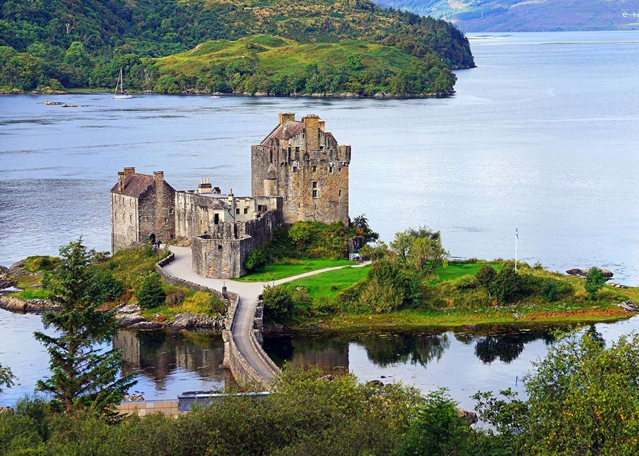Ruinas del castillo en un lago en Escocia rompecabezas en línea