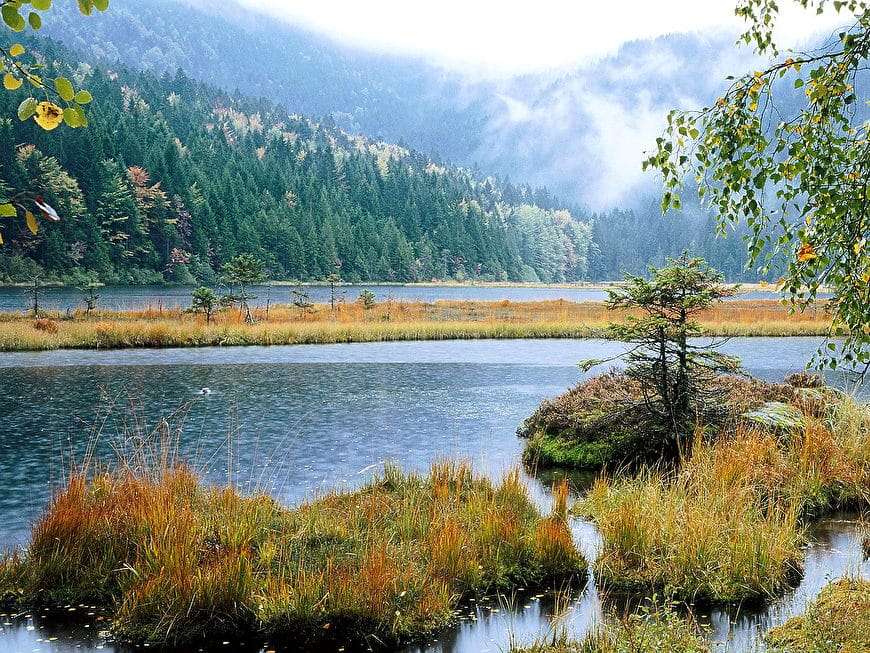 Peisaj de toamnă al unui lac în munți puzzle online
