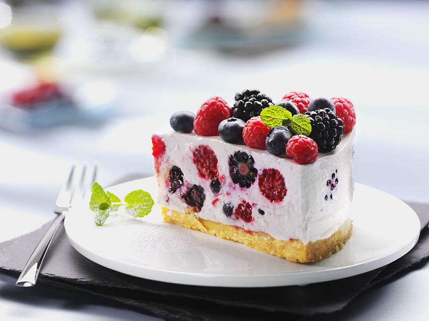 Něco výborného - malinový a ostružinový dort, mňam skládačky online