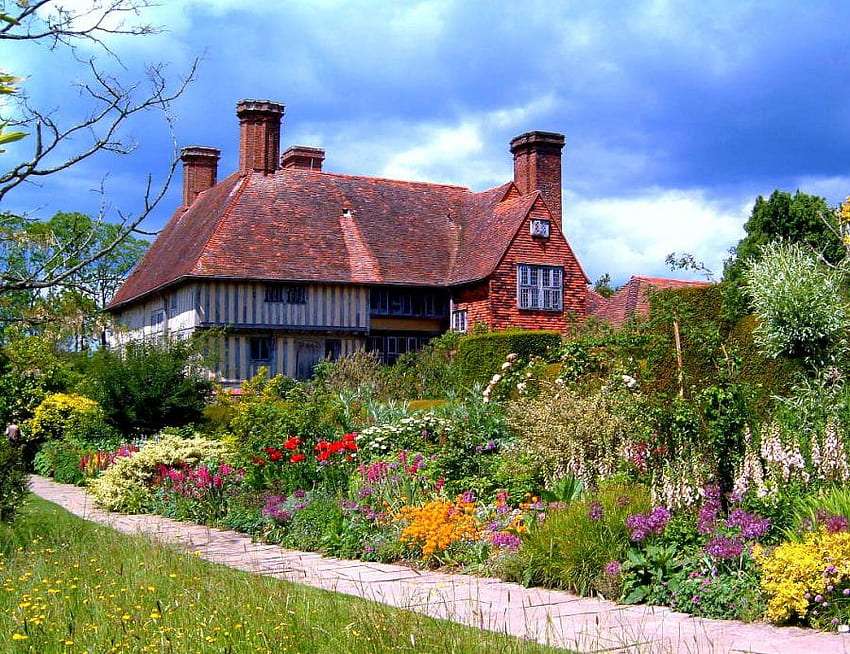 Okouzlující dům obklopený divokou zahradou, krásný výhled online puzzle