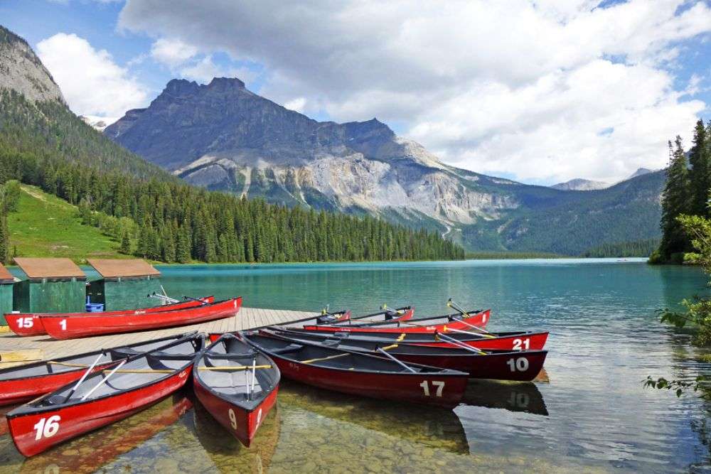 Лодки на берегу озера пазл онлайн
