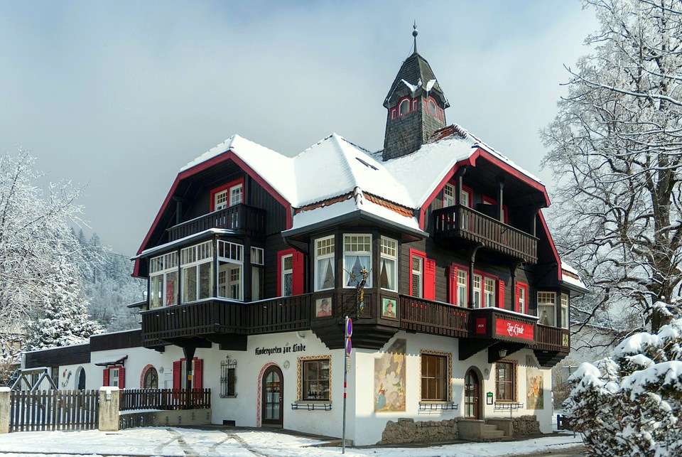 Ett vackert historiskt hus i Österrike Pussel online