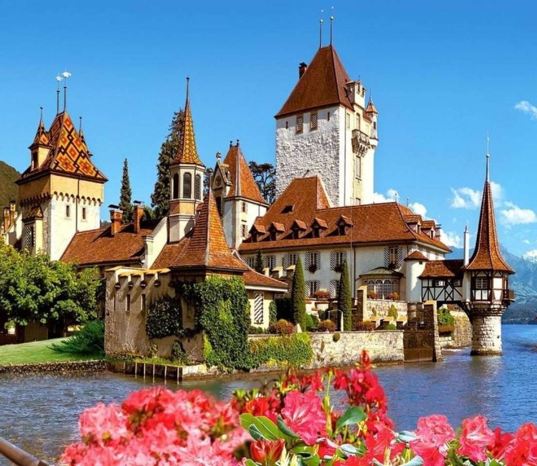 Швейцария - замък Оберхофен, зашеметяваща гледка онлайн пъзел