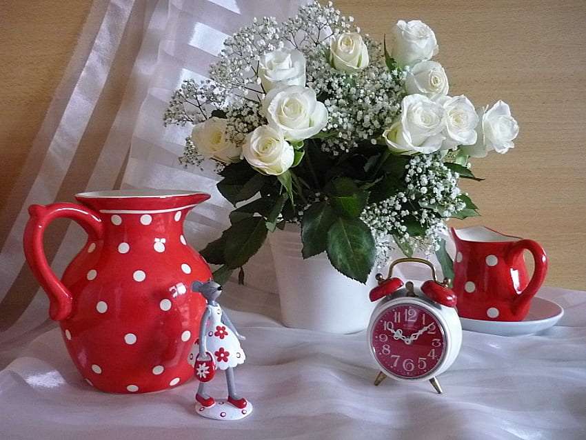 Прекрасно вдъхновение - декорация от бели рози онлайн пъзел