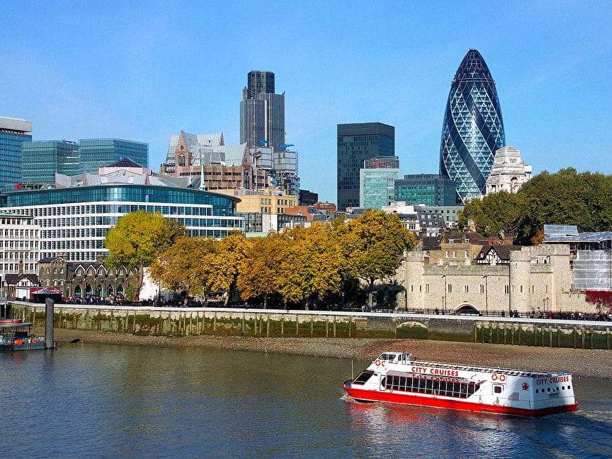 Utsikt över floden och staden i Storbritannien pussel på nätet