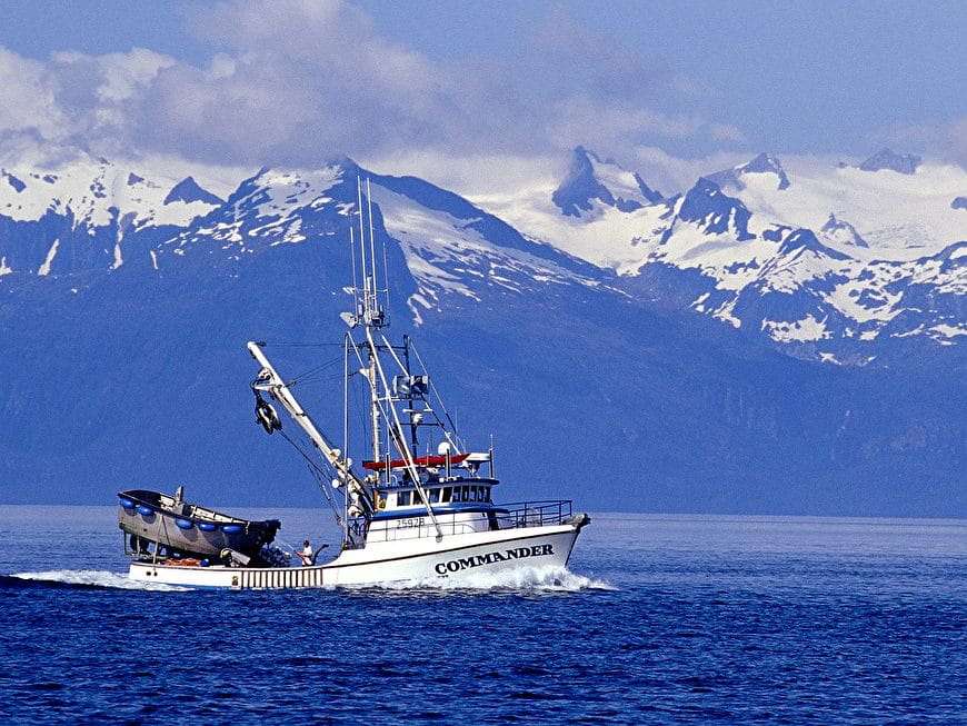 Аляска. Море с кораб в планината онлайн пъзел