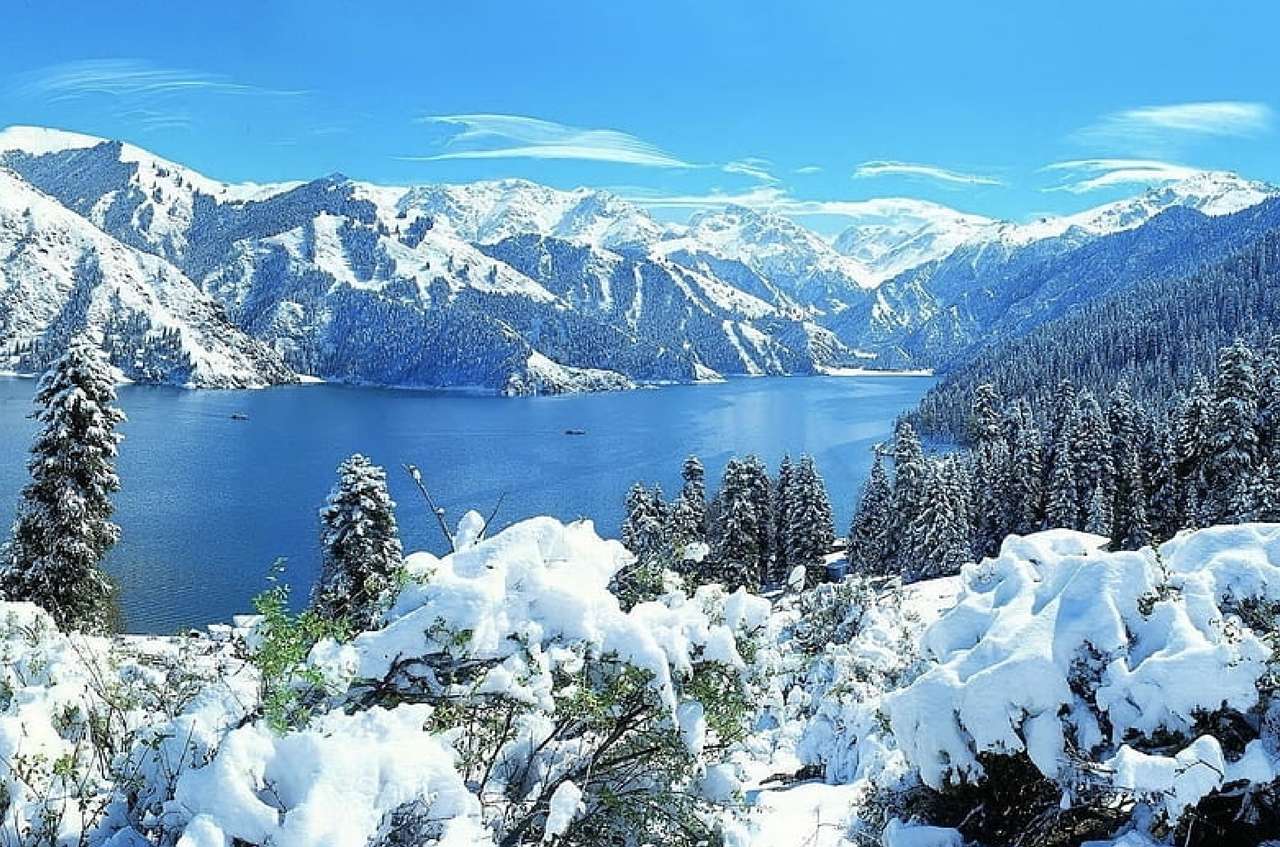 Lac paradisiaque de Tianshan en hiver, une merveille puzzle en ligne