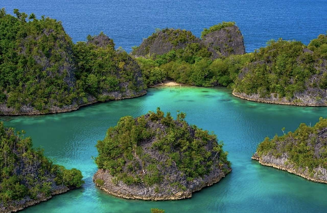 Indonésia-Ilhas com uma pequena praia escondida puzzle online