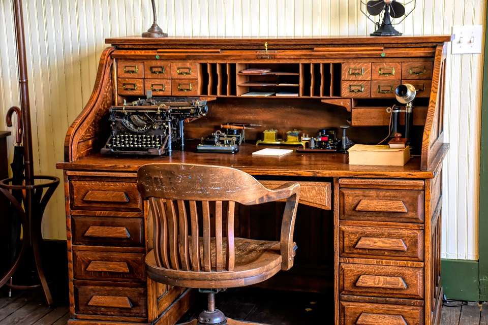 Старомодно бюро с оборудване онлайн пъзел
