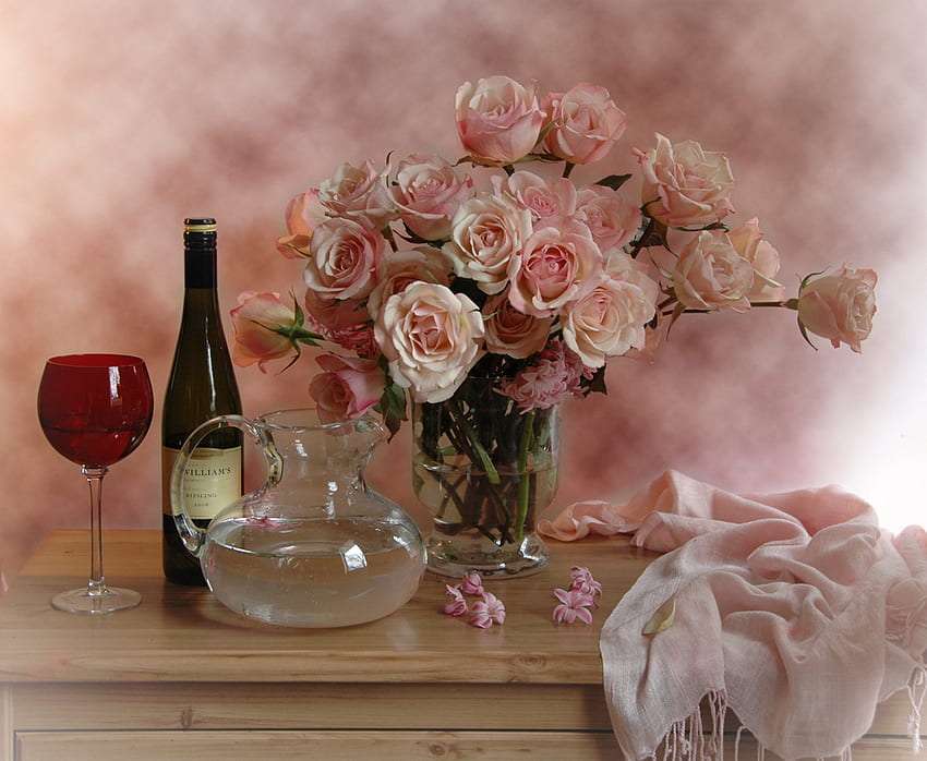 Красиви рози и чаша вино както винаги онлайн пъзел