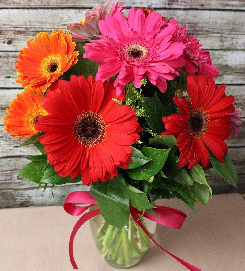 Gerberas in a glass vase online puzzle