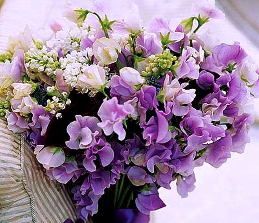 En vacker bukett söta ärtor och liljekonvalj, ett mirakel Pussel online