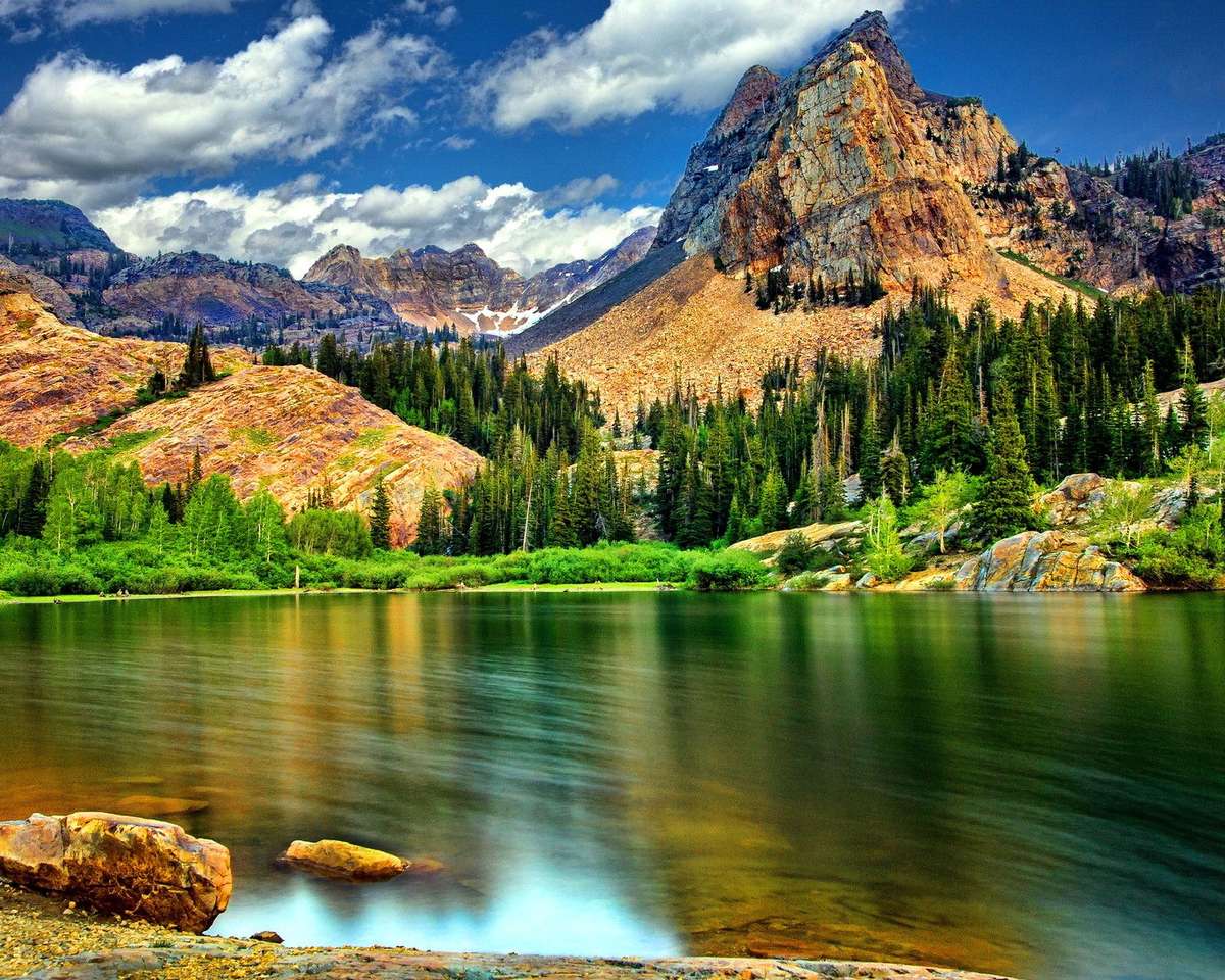 Naturaleza en las montañas con un lago. rompecabezas en línea