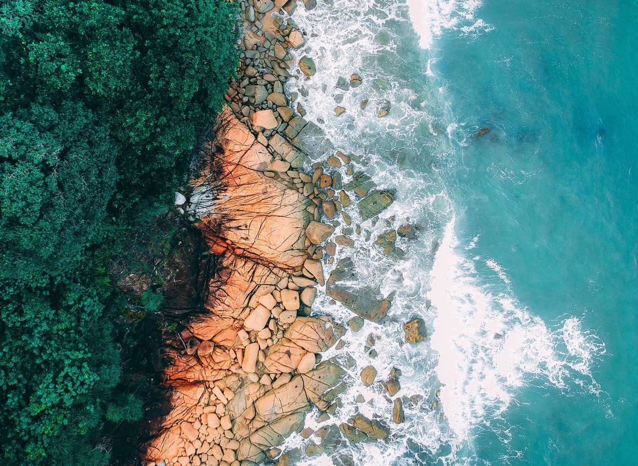 Schöne Felsenküste aus der Vogelperspektive Online-Puzzle