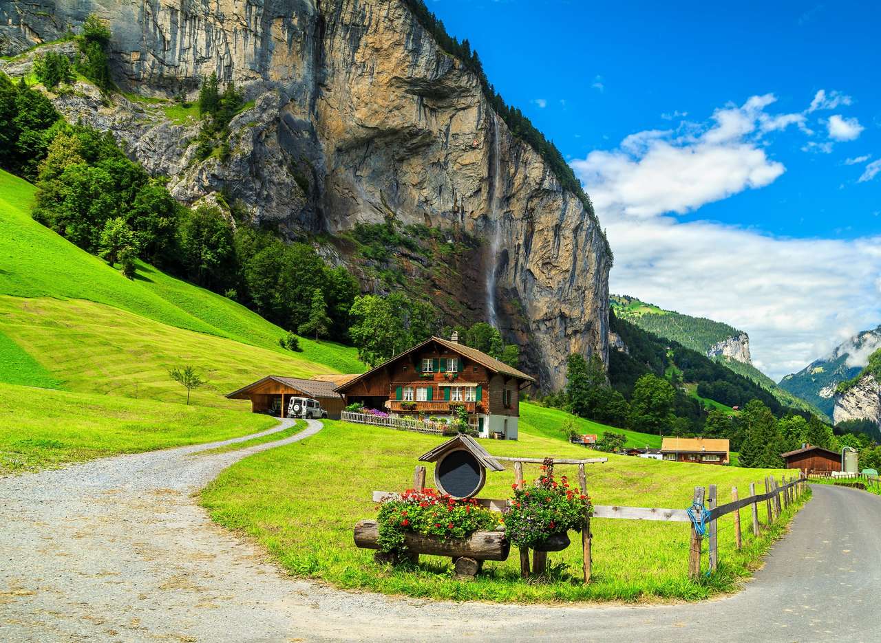 Швейцария - очаровательная деревня Лаутербруннен онлайн-пазл