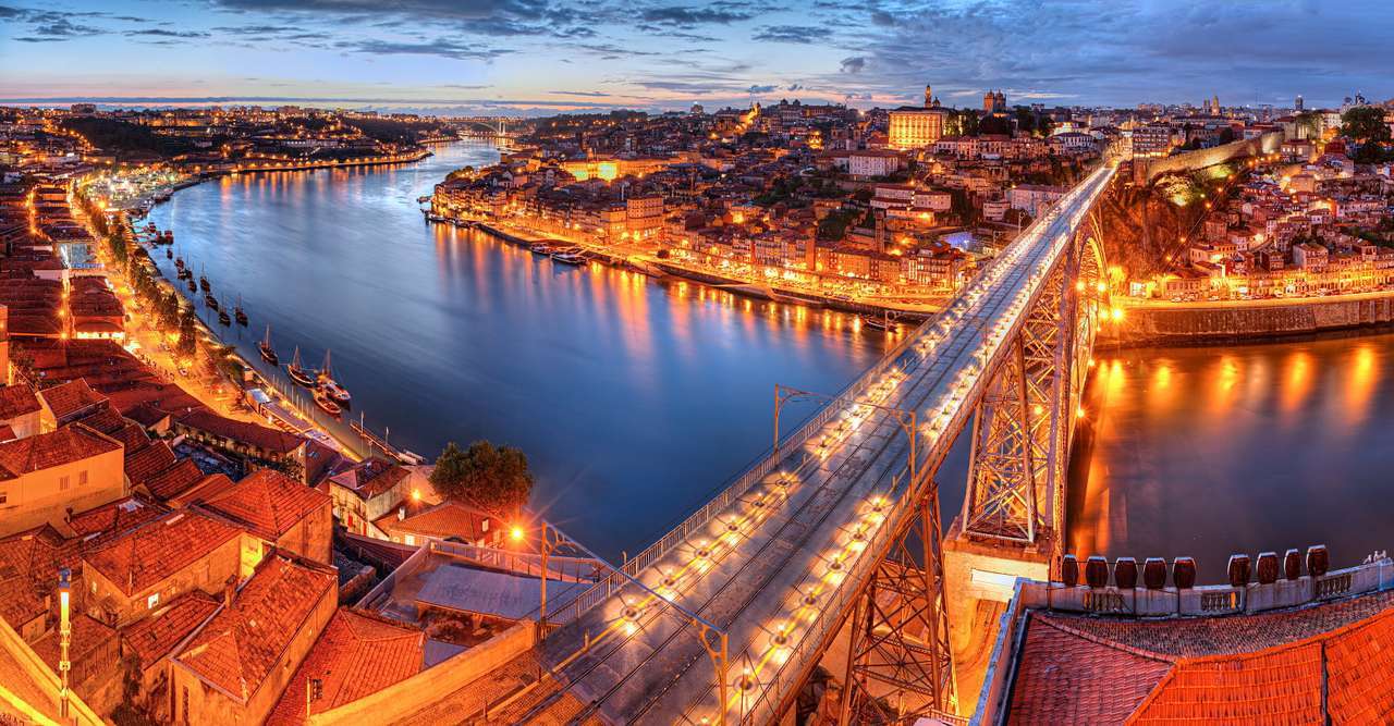 Řeka protékající městem. Panorama v noci online puzzle