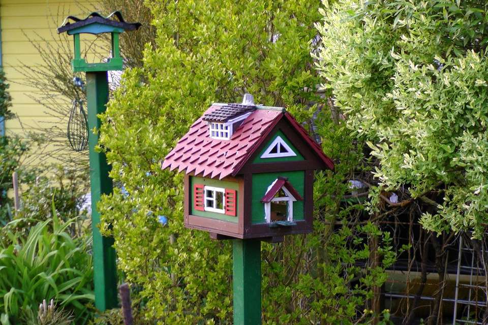 Ein elegantes Vogelhaus, mit einem Essbereich direkt daneben Puzzlespiel online