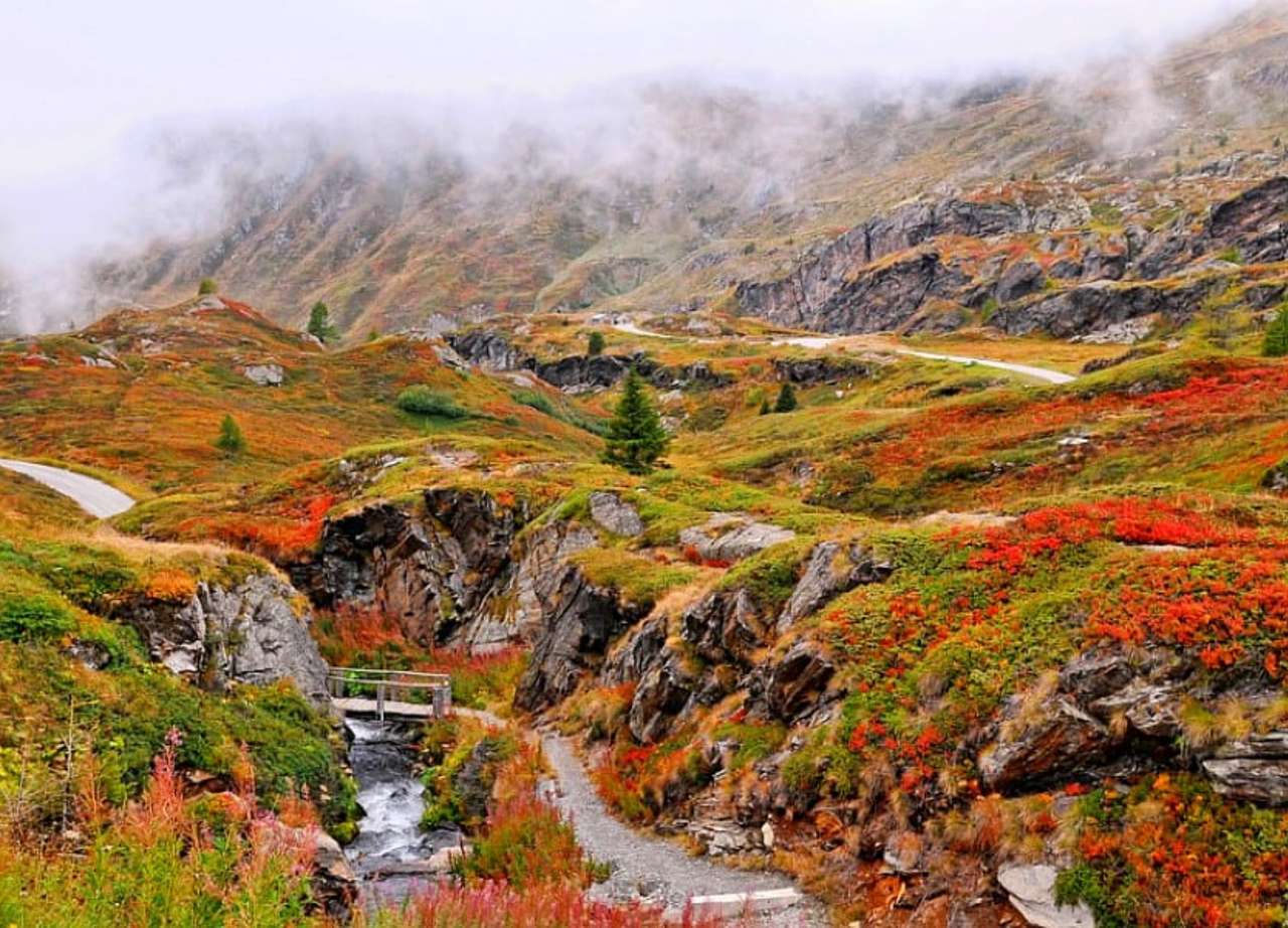 Krása přírody na skalnatém terénu, výhled je úžasný online puzzle