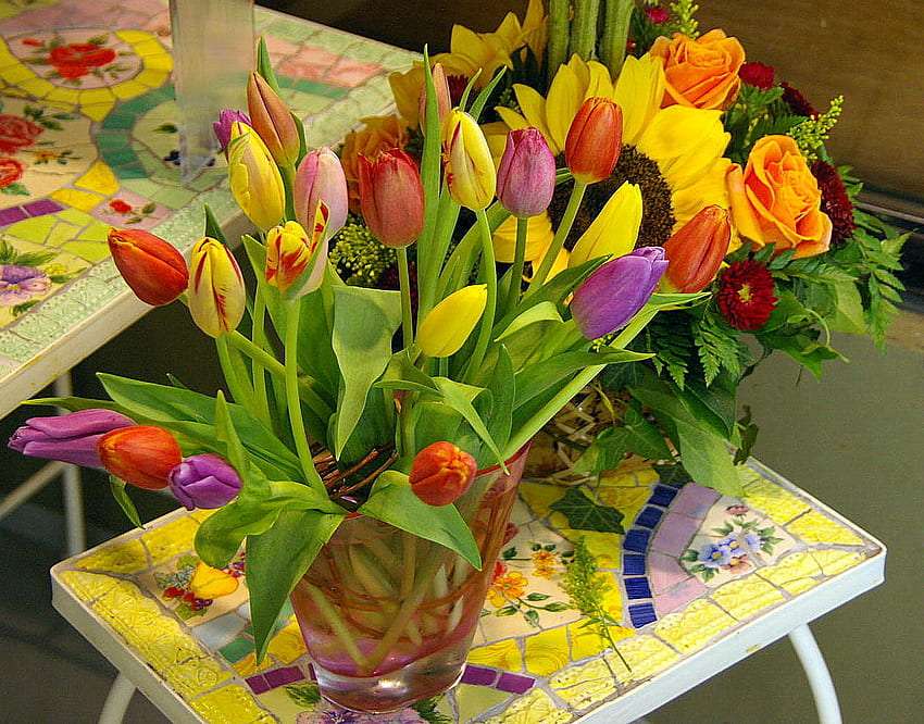 Krása barevných tulipánů, slunečnicových růží online puzzle