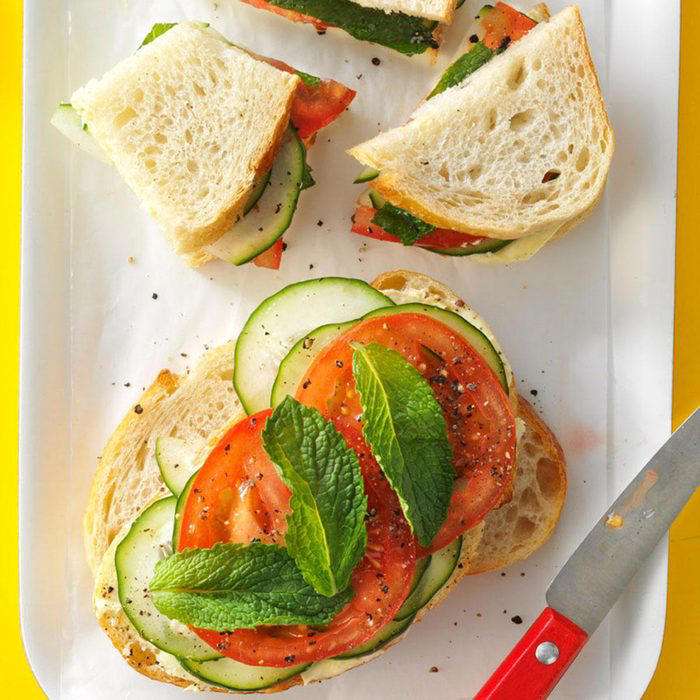Uborkás, paradicsomos és mentás szendvics online puzzle