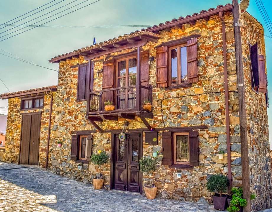Régi ház színes kőből. Ciprus online puzzle