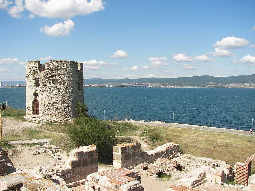 Руины старого города Болгария-Несебр онлайн-пазл