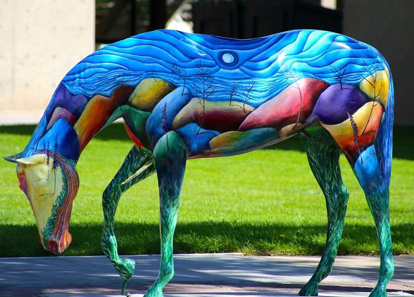 Häststaty med abstrakt målning pussel på nätet