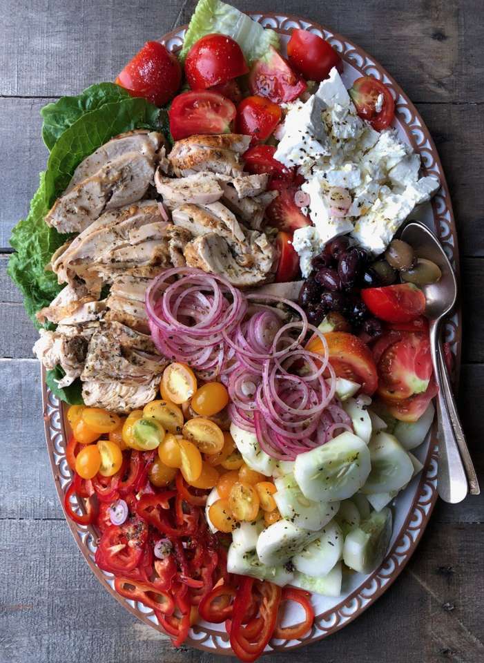 Греческий салат с курицей онлайн-пазл