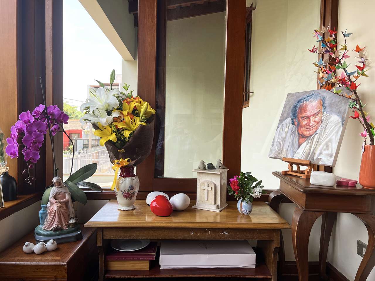 Cuadro RGG en sala con flores Pussel online