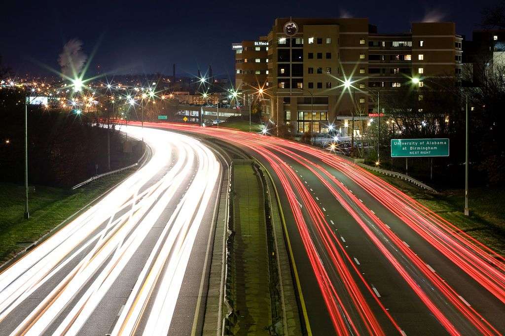 Autobahn in der Stadt bei Nacht Online-Puzzle