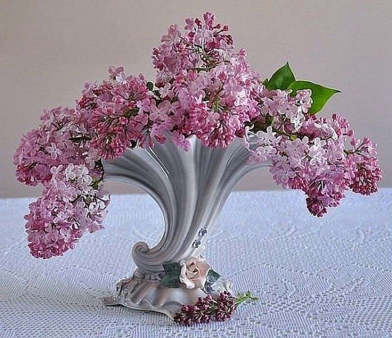 Пролетни цветя - люляк във ваза онлайн пъзел