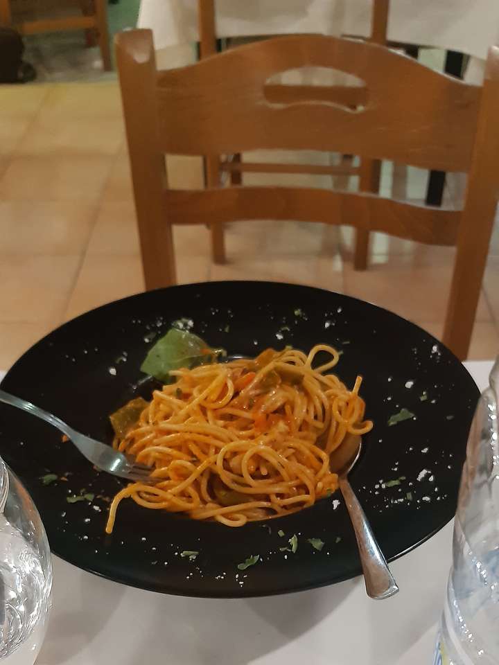 спагети върху черна чиния онлайн пъзел