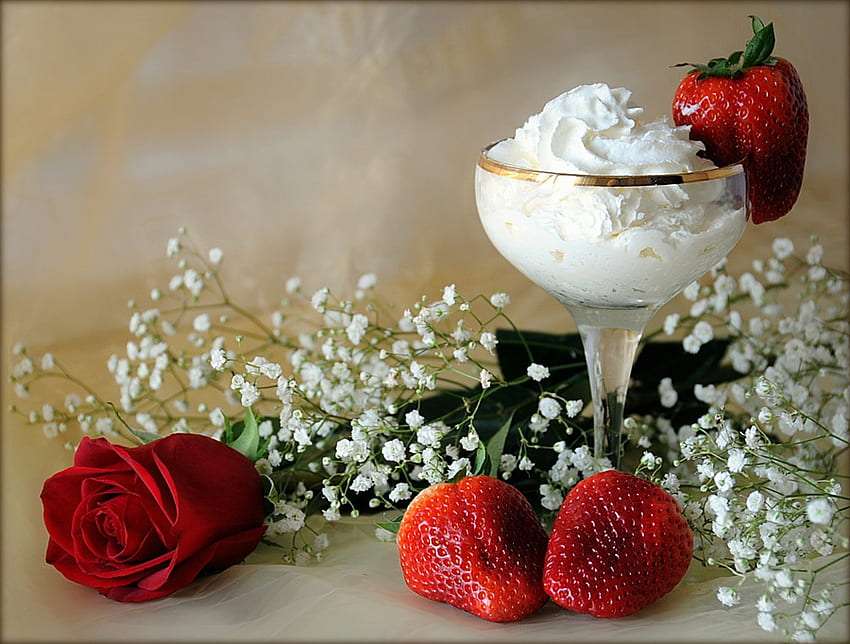 Romantisch geserveerde aardbeien online puzzel