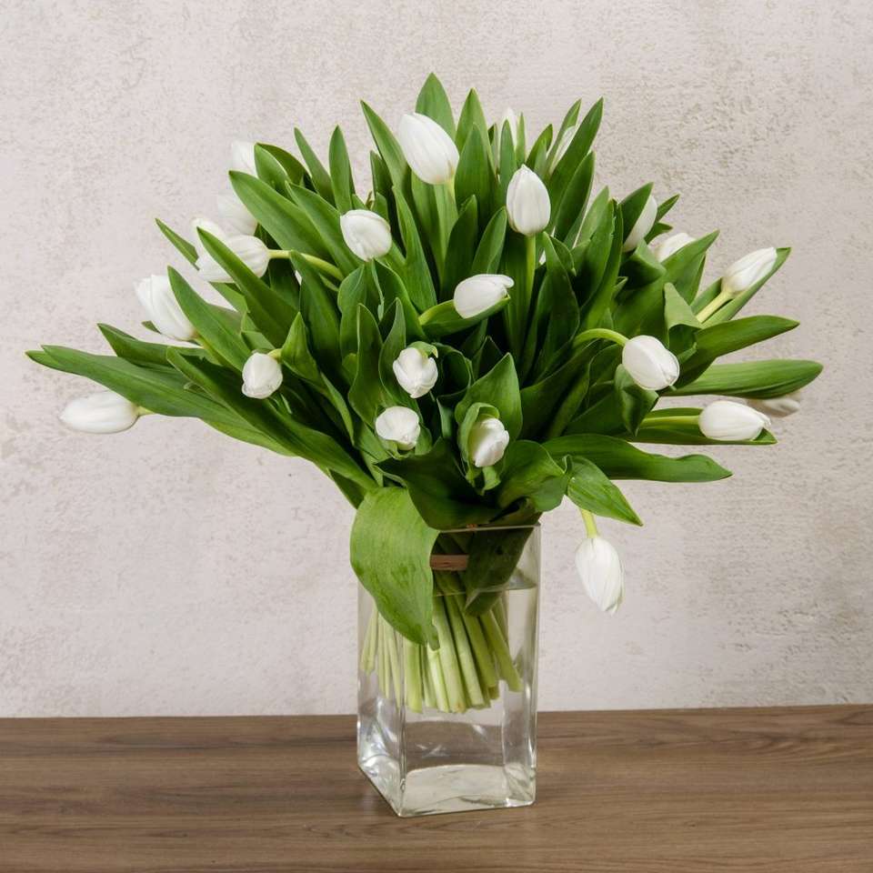 Білі тюльпани у вазі пазл онлайн