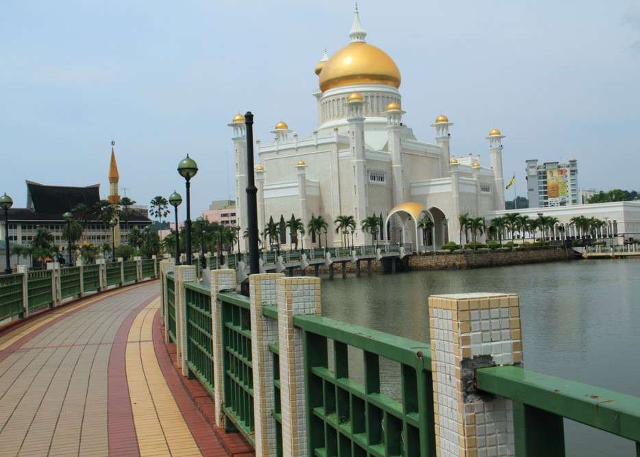 Moskee, rivier met een brug online puzzel