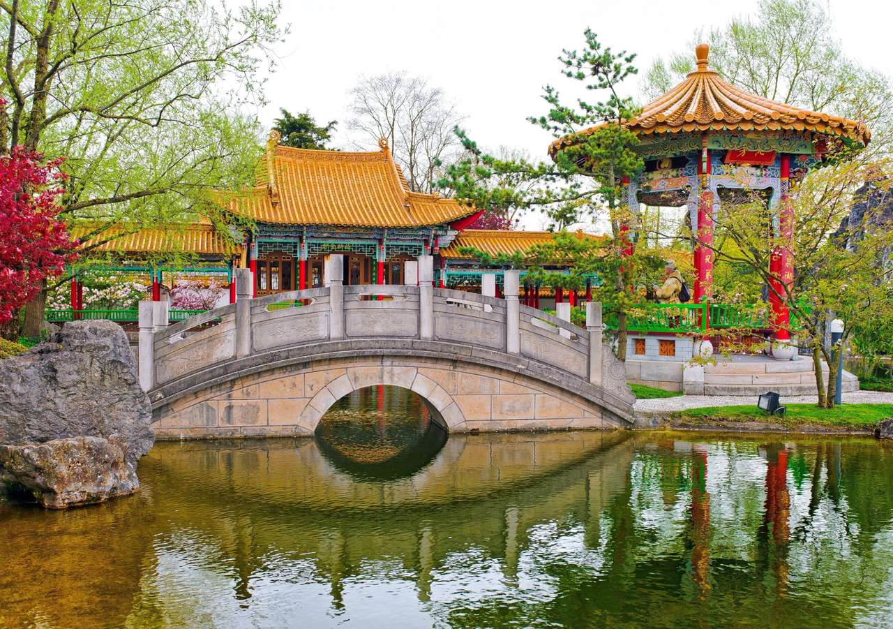 Китайський сад з китайськими альтанками онлайн пазл