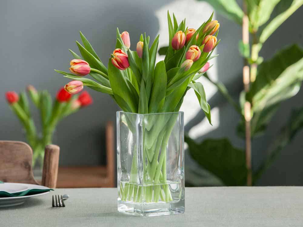 Тюльпаны в стеклянной вазе пазл онлайн
