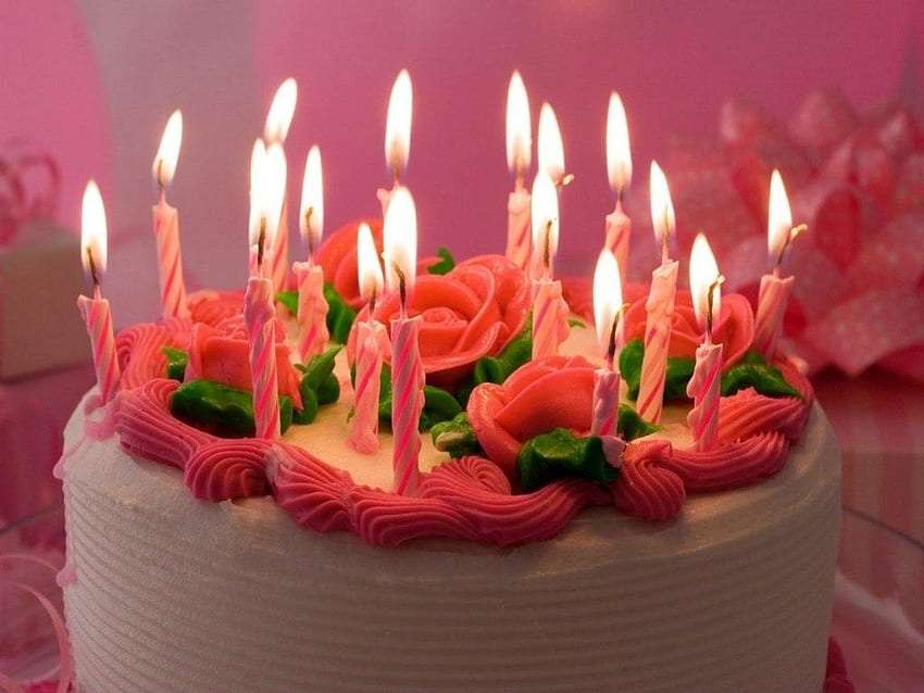 Krémový a růžový narozeninový dort, krásný skládačky online