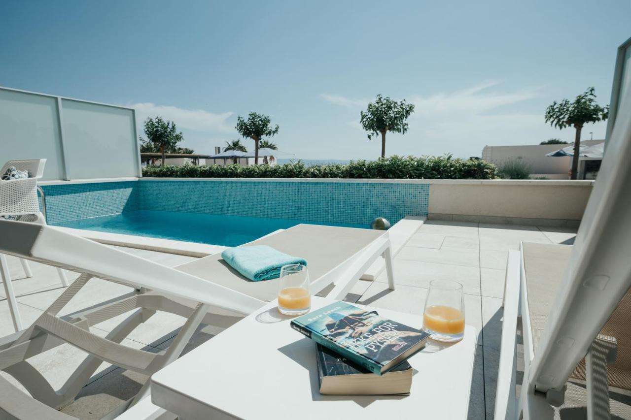 Terrass med pool på hotellet Pussel online