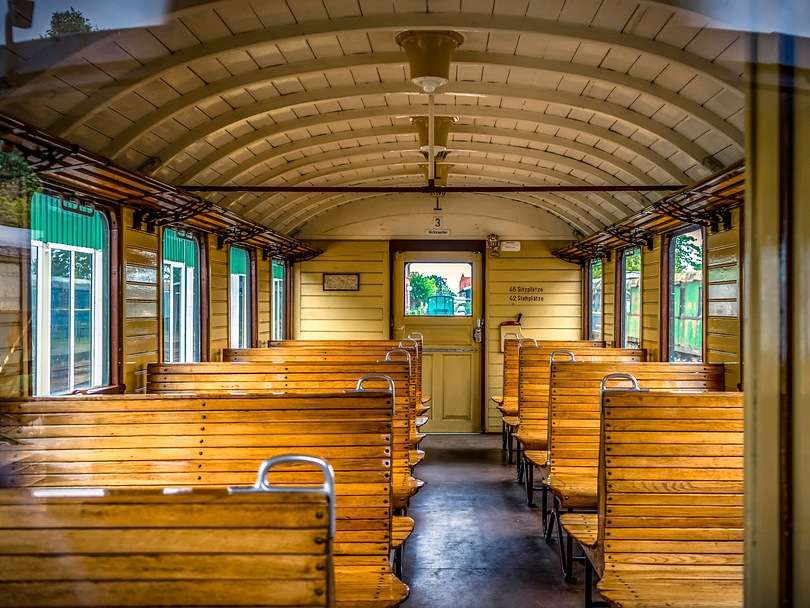 Ehemaliger 3.-Klasse-Wagen in einem Reisezug Puzzlespiel online