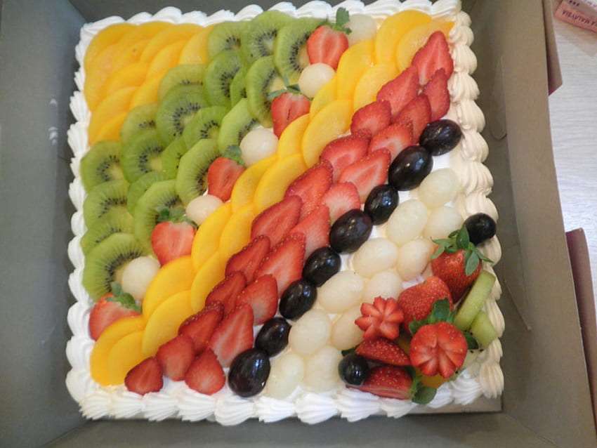 Много плодова торта, киви, грозде, ягода онлайн пъзел