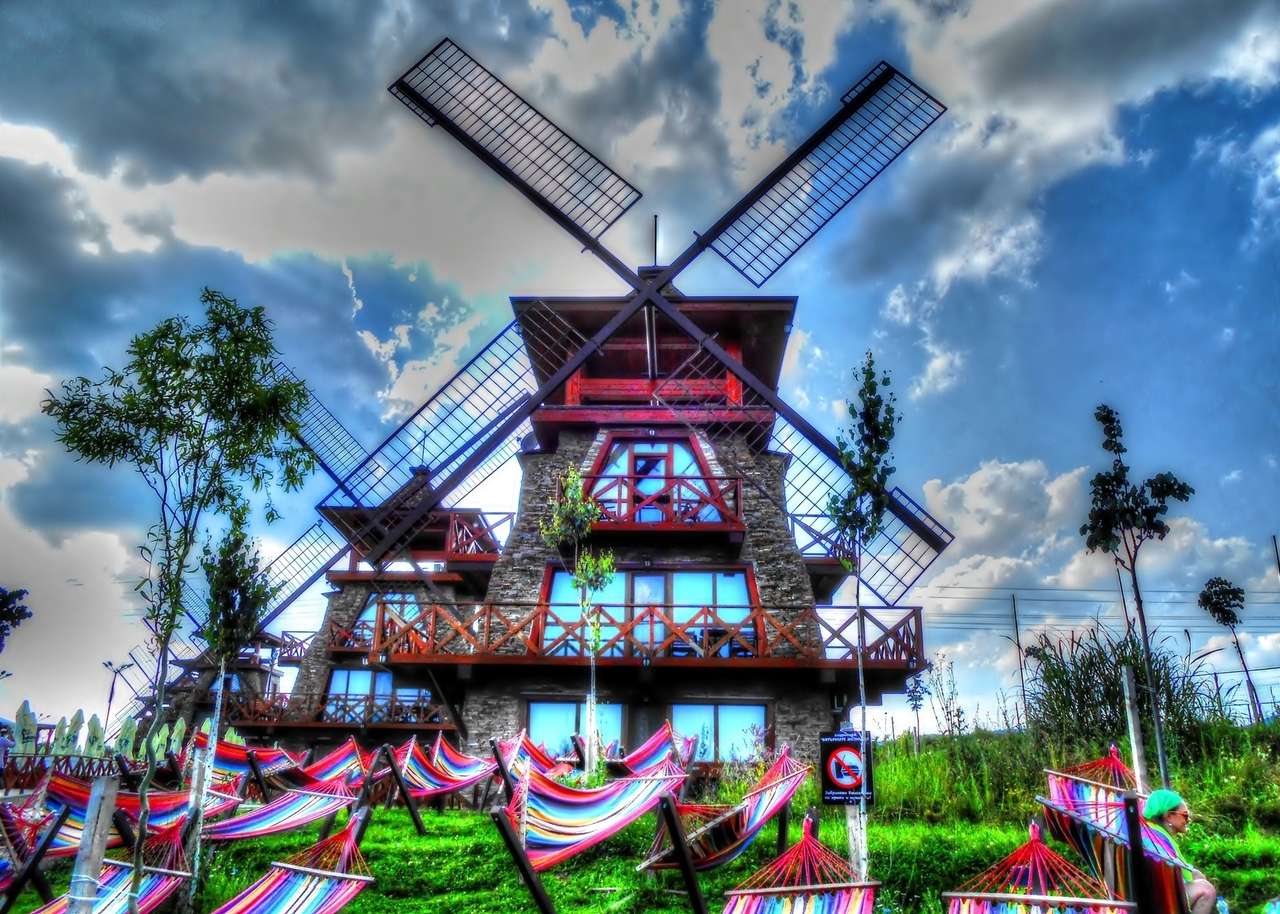 Windmühle auf einem Hintergrund von Wolken Online-Puzzle