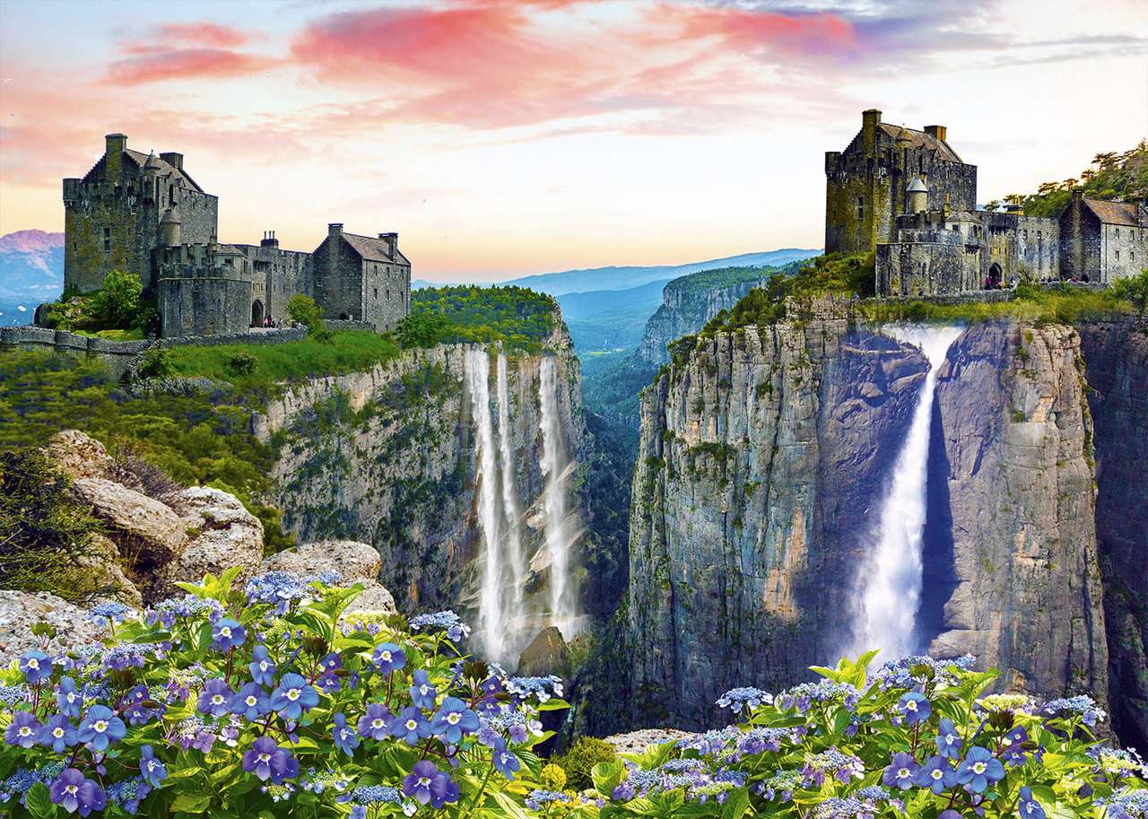 Burgen auf dem Felsen in einem Märchenland :) Online-Puzzle