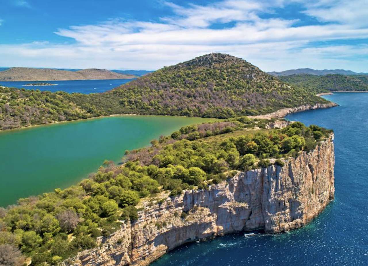 Чудо на природата - езерото Мир е по-солено от морето онлайн пъзел