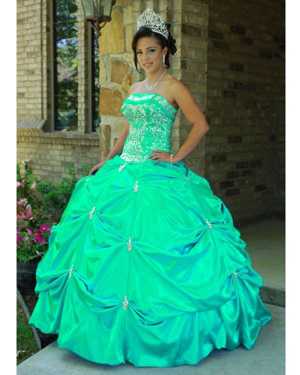 Girl dressed as a quinceañera #12 online puzzle