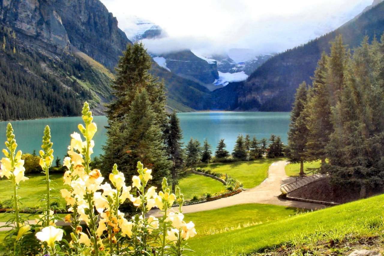 Καναδάς- Βραχώδη Όρη, λίμνη, λουλούδια σε απόσταση, ομίχλη online παζλ