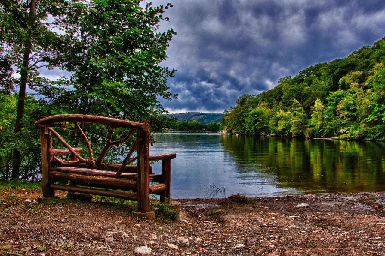 Bezaubernde Landschaft, eine Bank, Blick auf einen wunderschönen See Puzzlespiel online